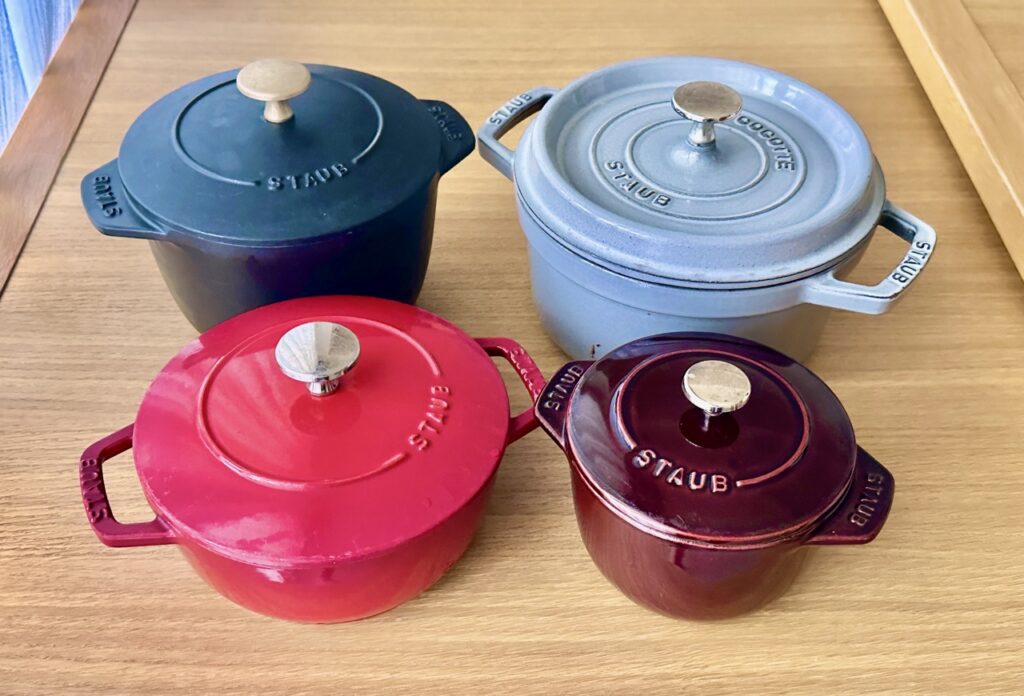 ストウブの炊飯用鍋4種類(La Cocotte de GOHAN S、Wa-NABE S、La Cocotte de GOHAN M、Round Cocotte 20cm)を並べた写真。1.5〜3合の炊飯にちょうどよく、子どもが小学生〜中学生だった時期に活躍したサイズ。