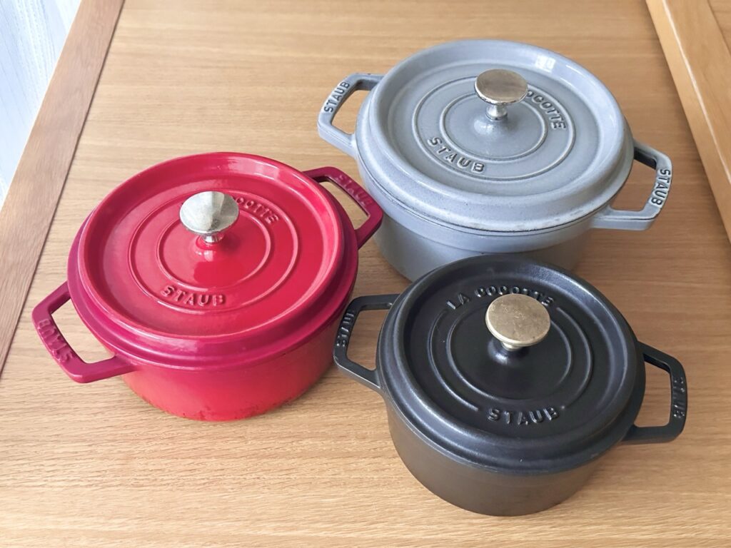ストウブのピコ・ココット ラウンド16cm・18cm・20cmの3サイズを並べた比較写真。チェリーレッド、グレー、ブラックのカラー。