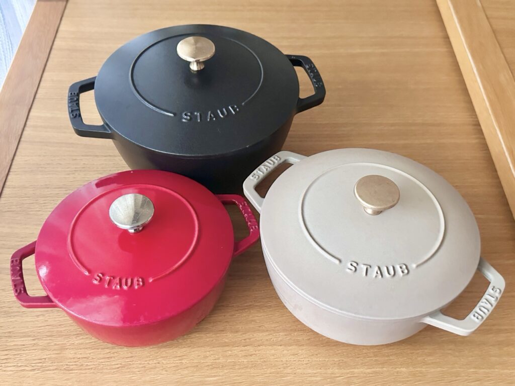 ストウブ ワナベ S(16cm)・M(18cm)・L(20cm)のサイズ比較写真。ブラック、チェリーレッド、リネンの3色。